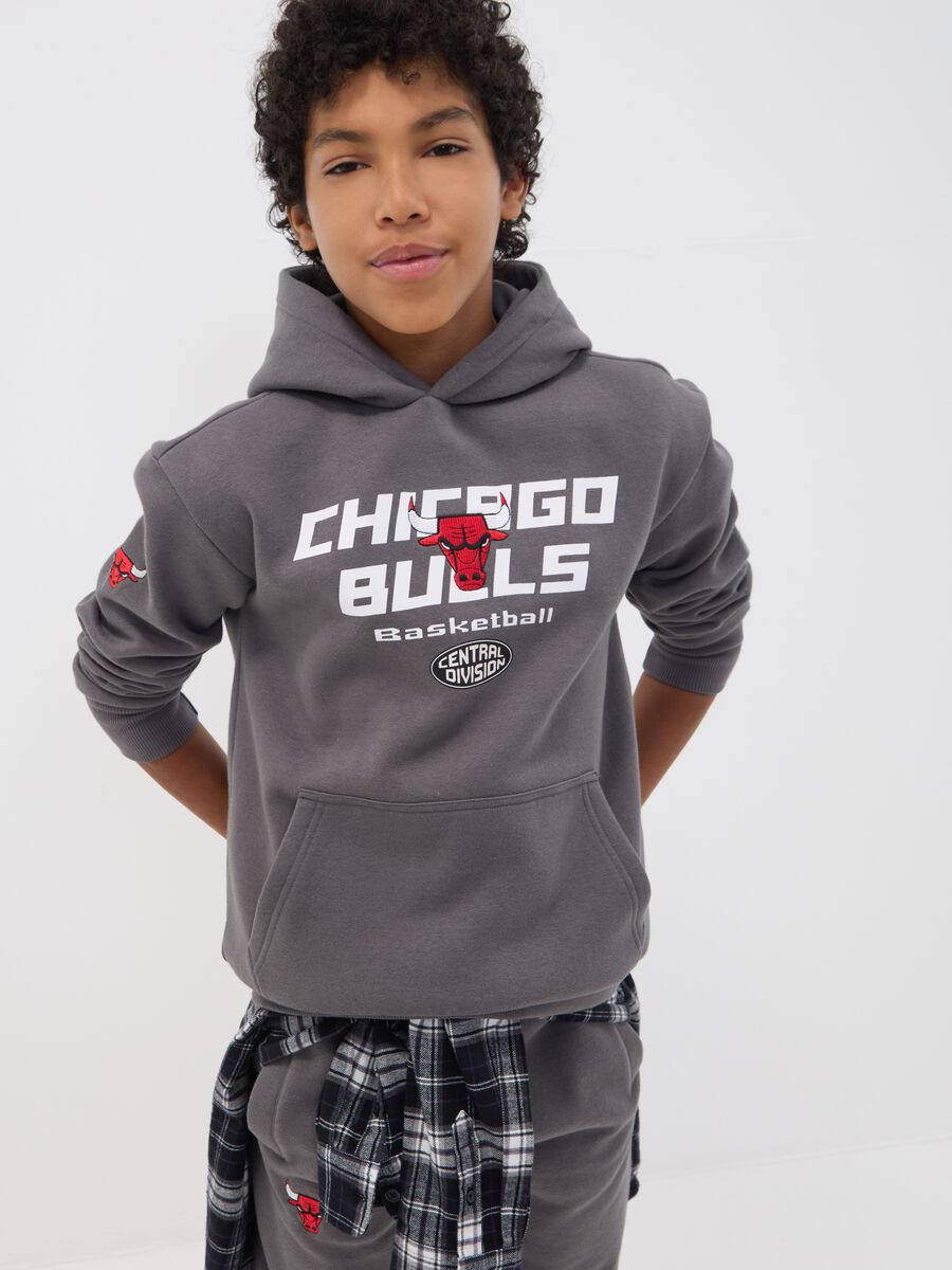 Felpa grigia con cappuccio in misto cotone e stampa Chicago Bulls per ragazzo_0