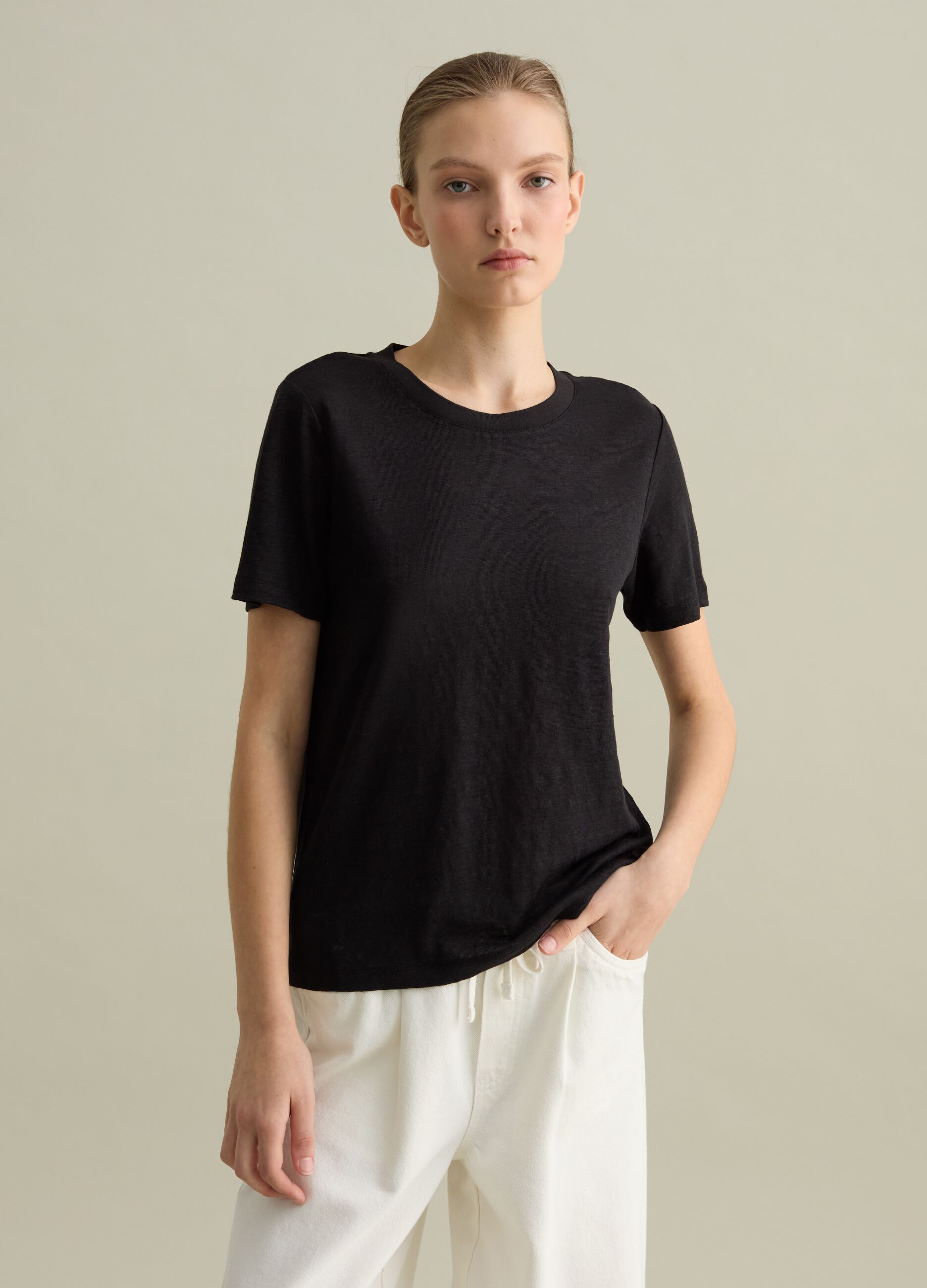 Short-sleeved T-shirt in black linen