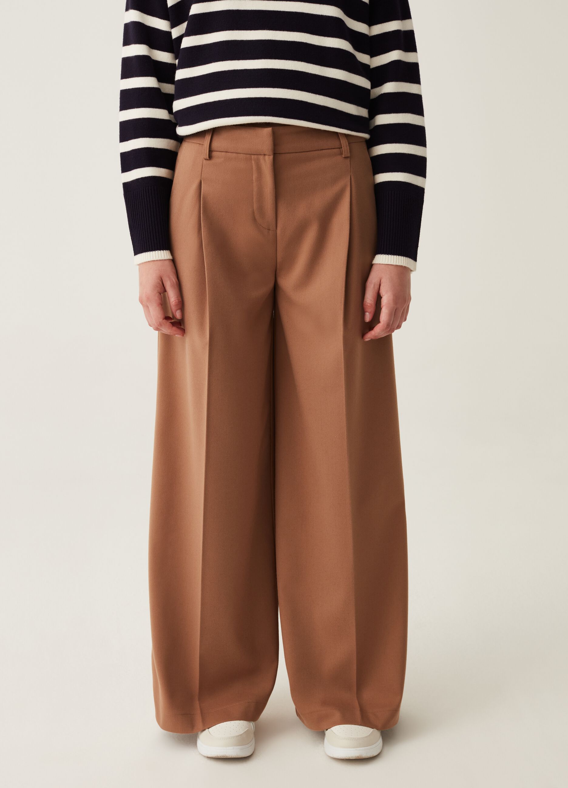 Pantaloni wide leg con pinces_1