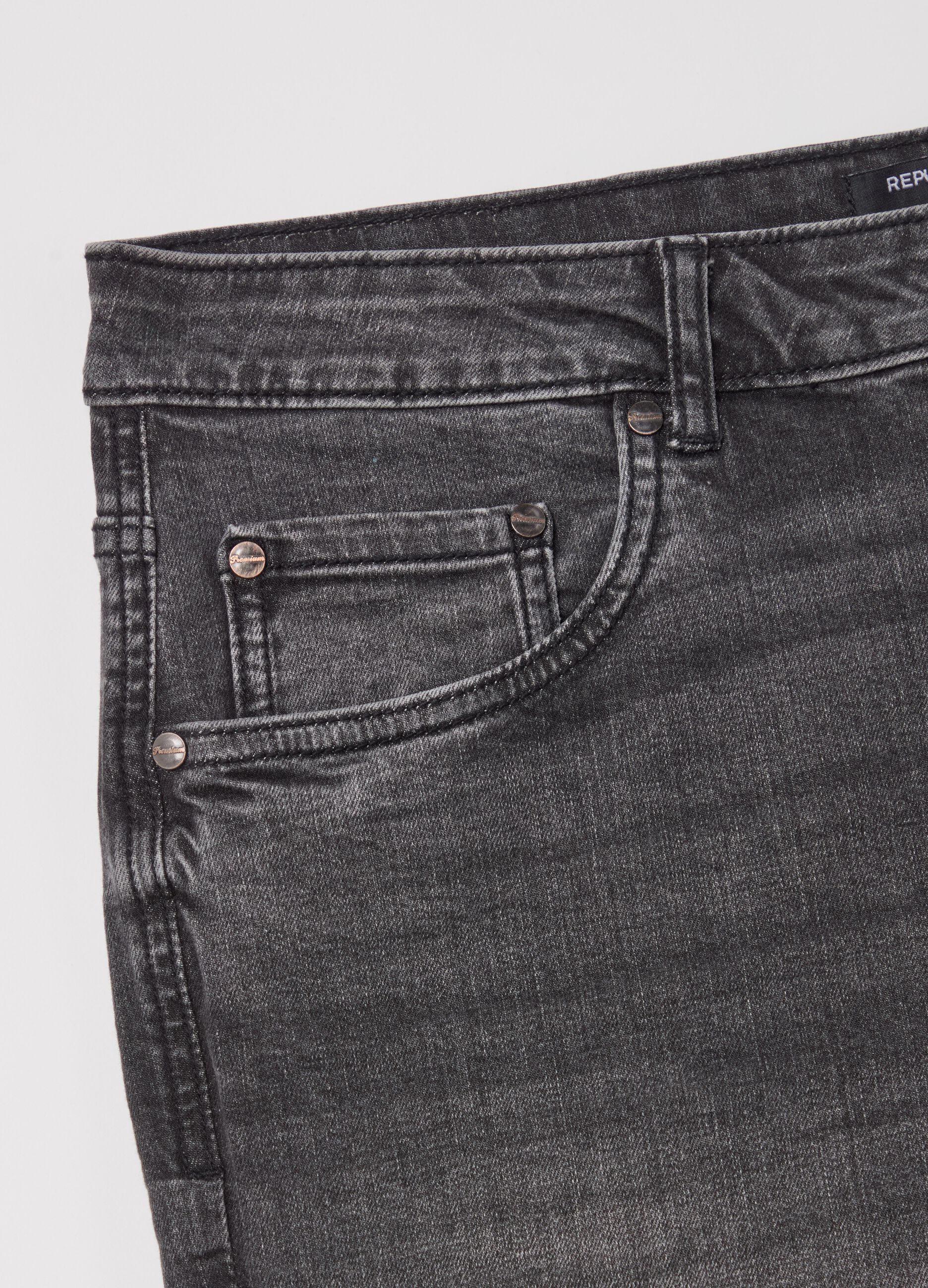 Slim-fit jeans with five pockets