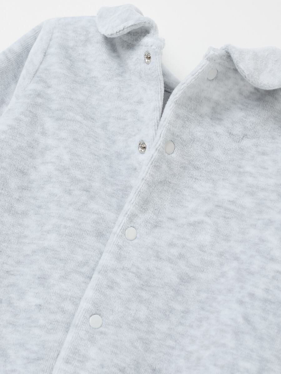 Tutina in velour con piedini e ricamo_3