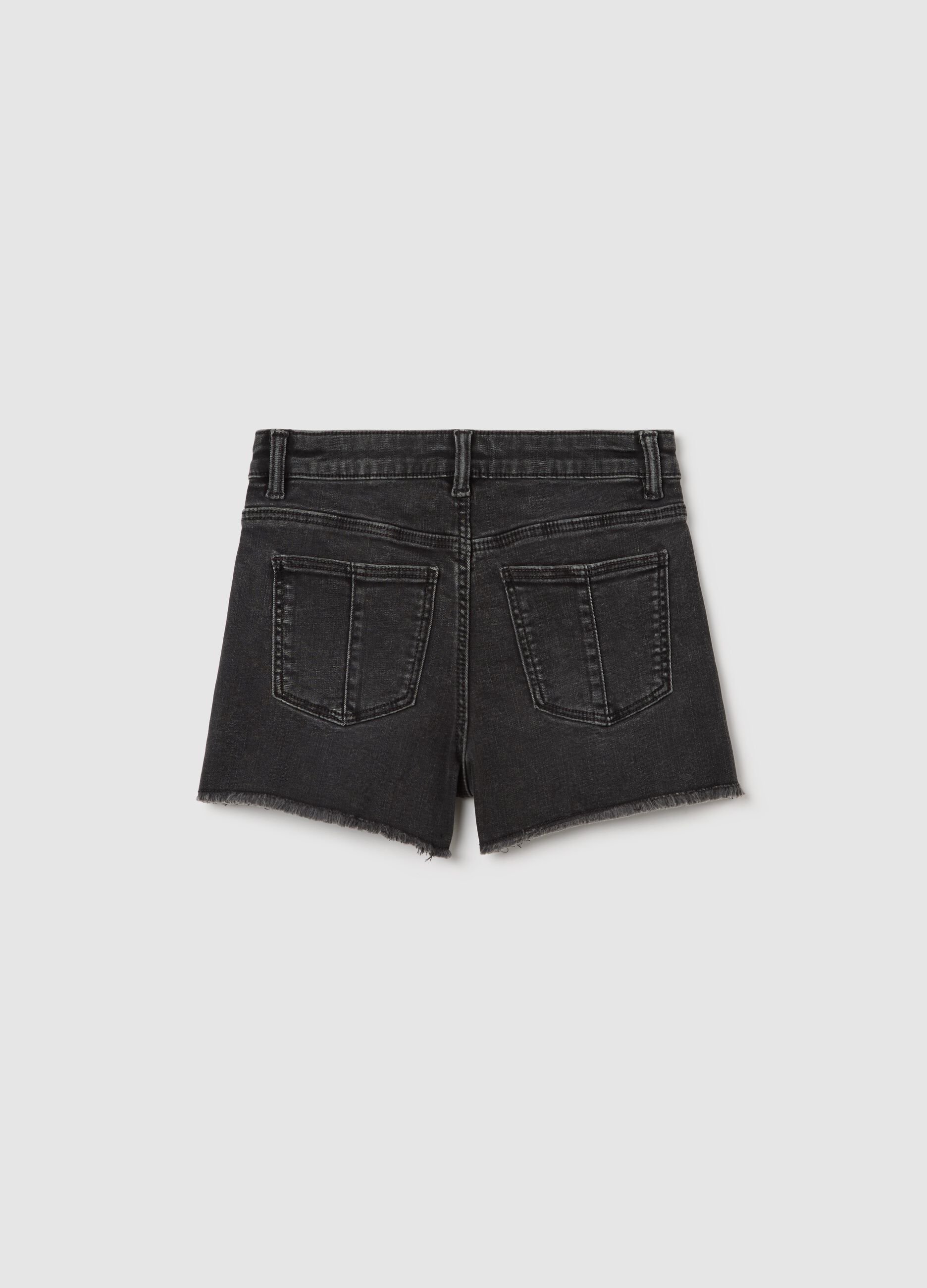 Black shorts with five pockets and fringed hem