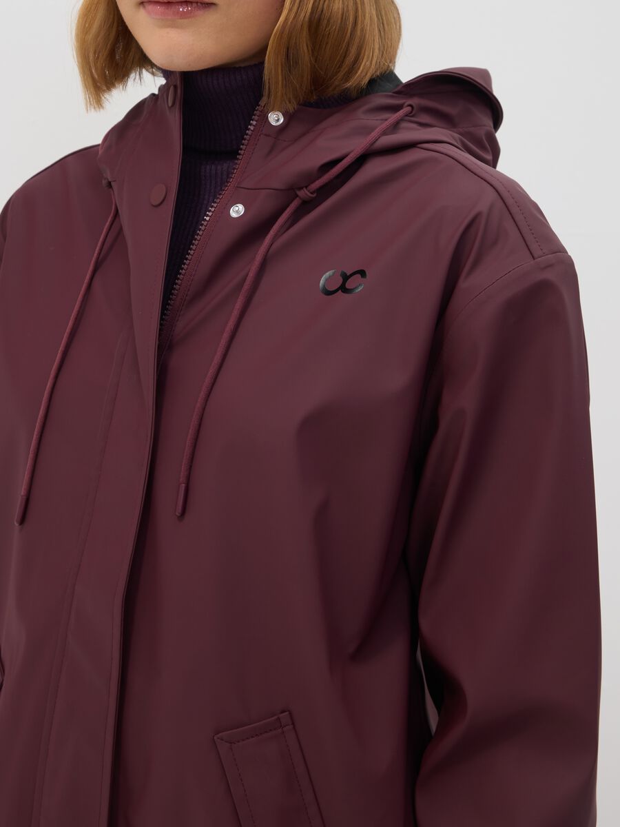 Giacca antipioggia rossa con zip e cappuccio_3