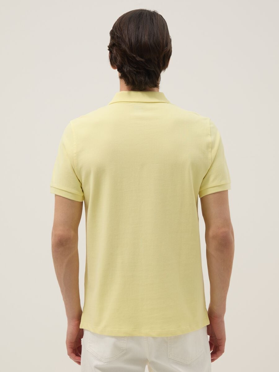 Polo gialla in puro cotone organico a maniche corte regular fit_3