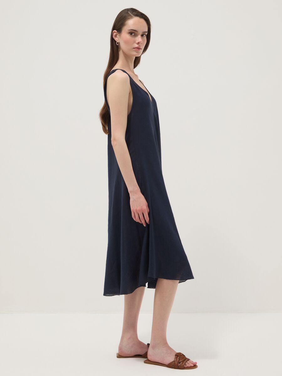 Abito midi blu in misto lino e viscosa con scollo a V regular fit_1