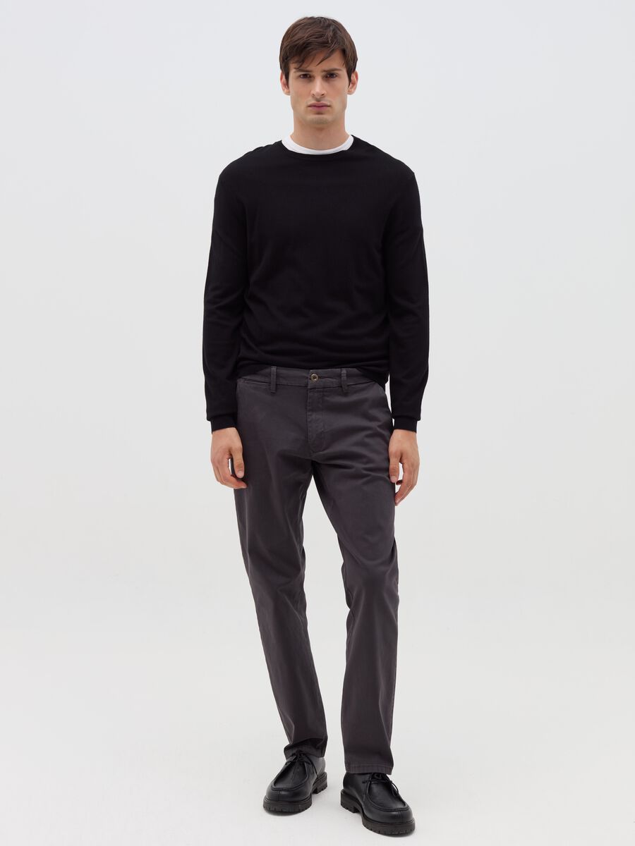 Regular-fit chino trousers in stretch cotton_0