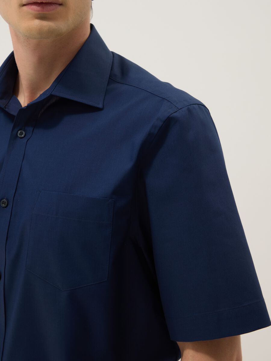 Camicia blu a maniche corte con colletto classico_3