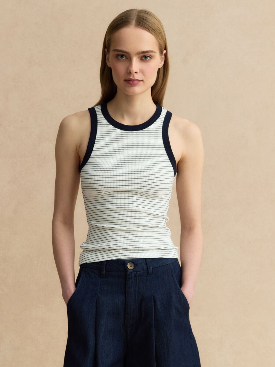 Tank top in viscosa elasticizzata bianca regular fit con dettagli blu_1