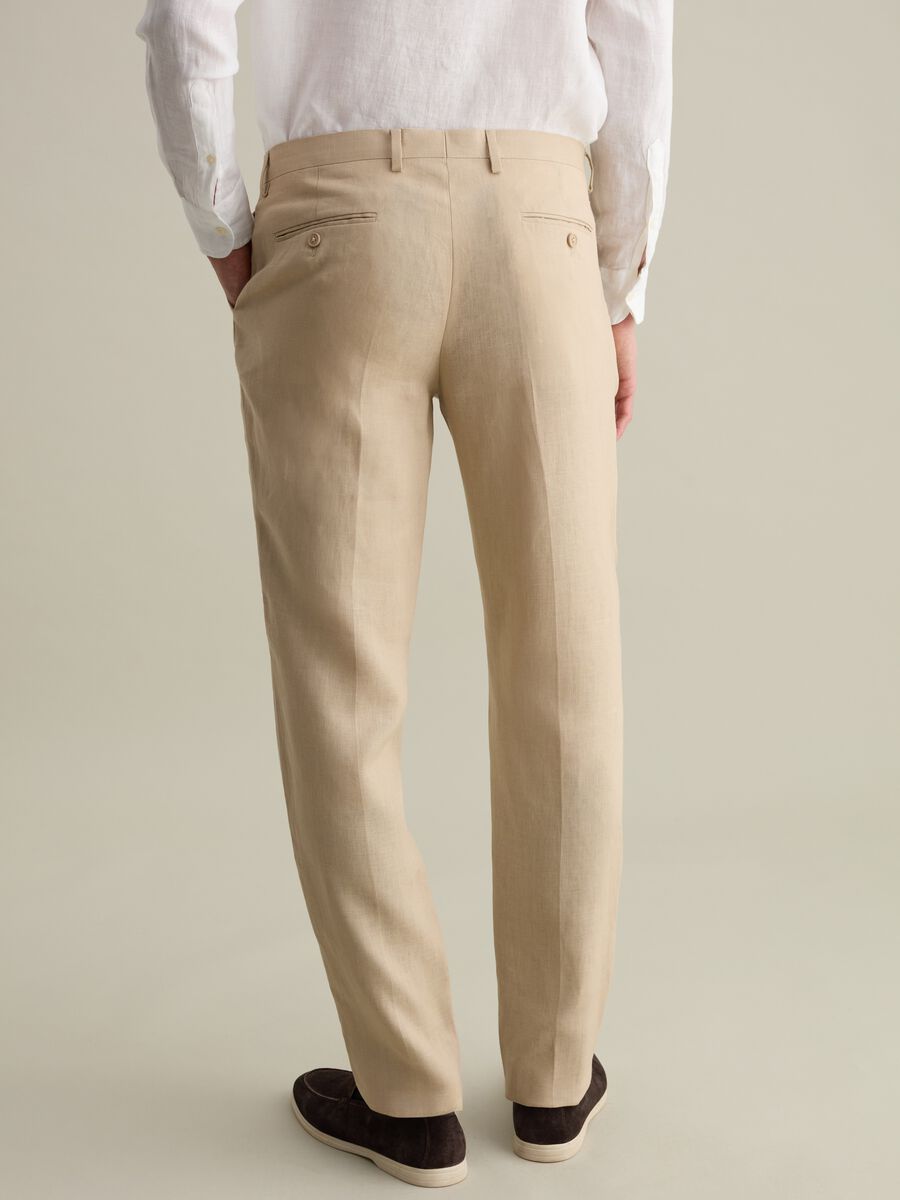 Contemporary regular-fit trousers in linen_3