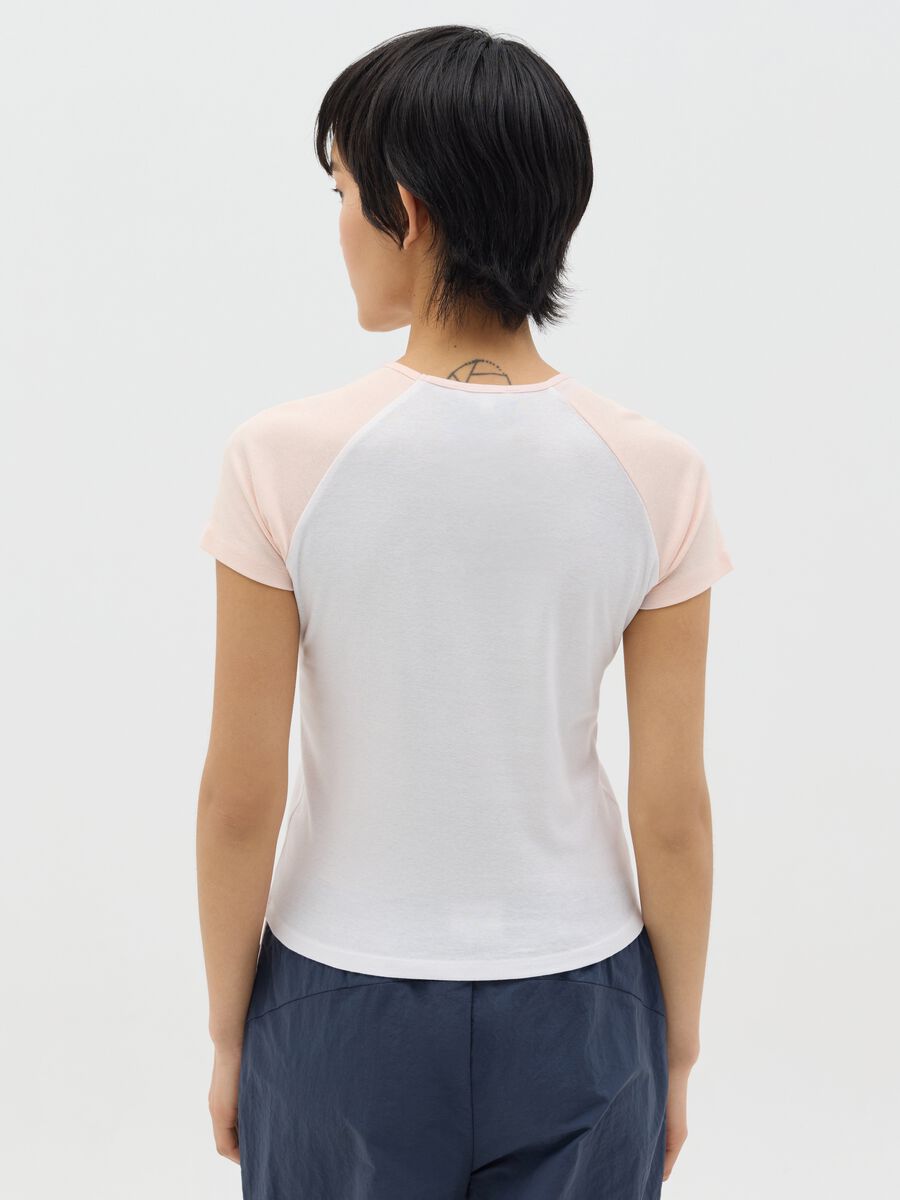 White T-shirt with pink raglan sleeves_3