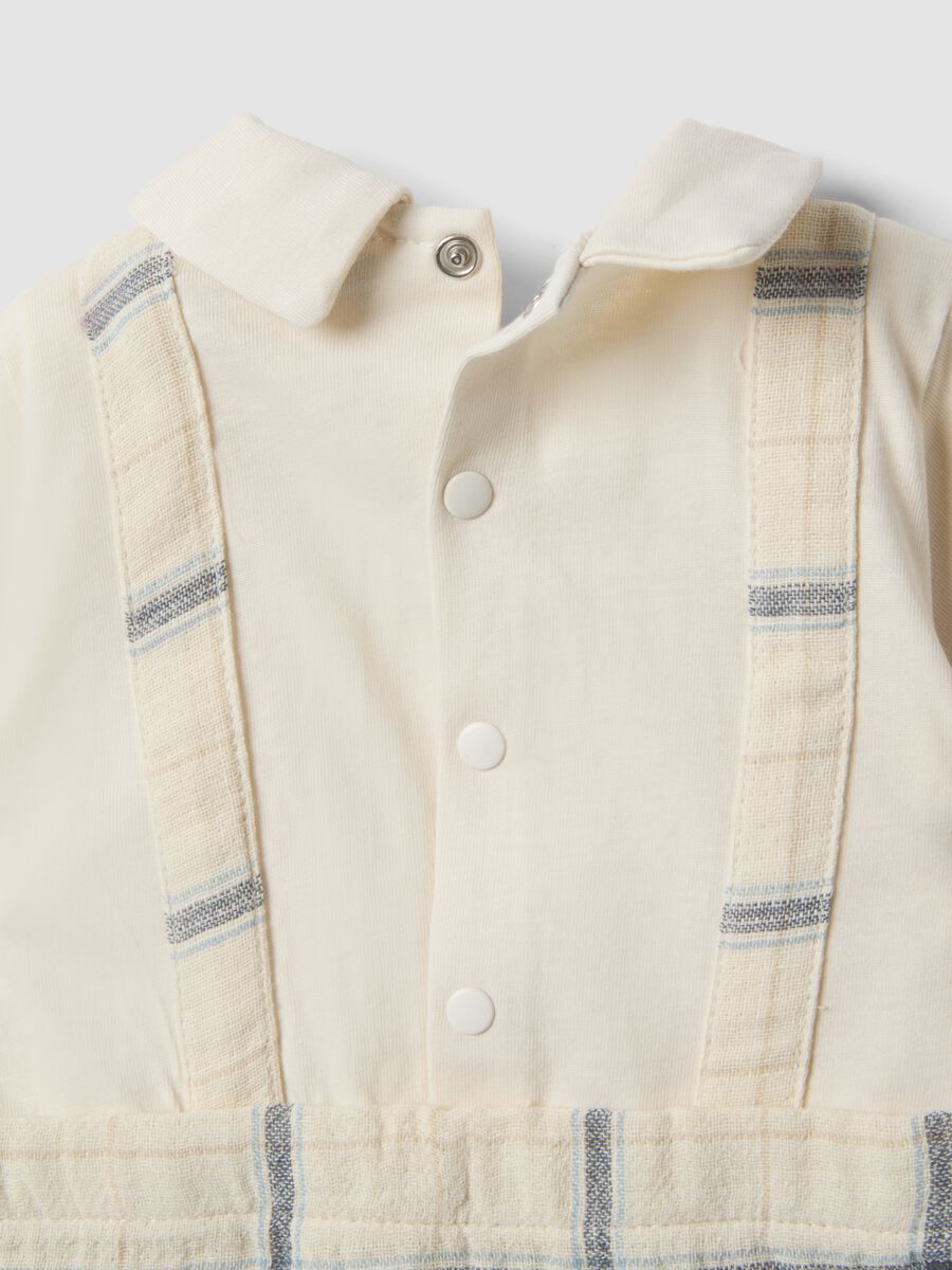 Pagliaccetto in puro cotone beige a a quadri da neonato con colletto_3