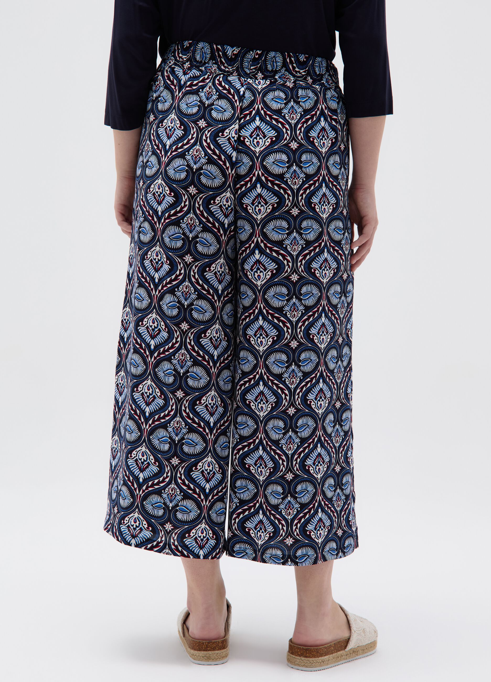 Curvy wide-leg crop trousers with print