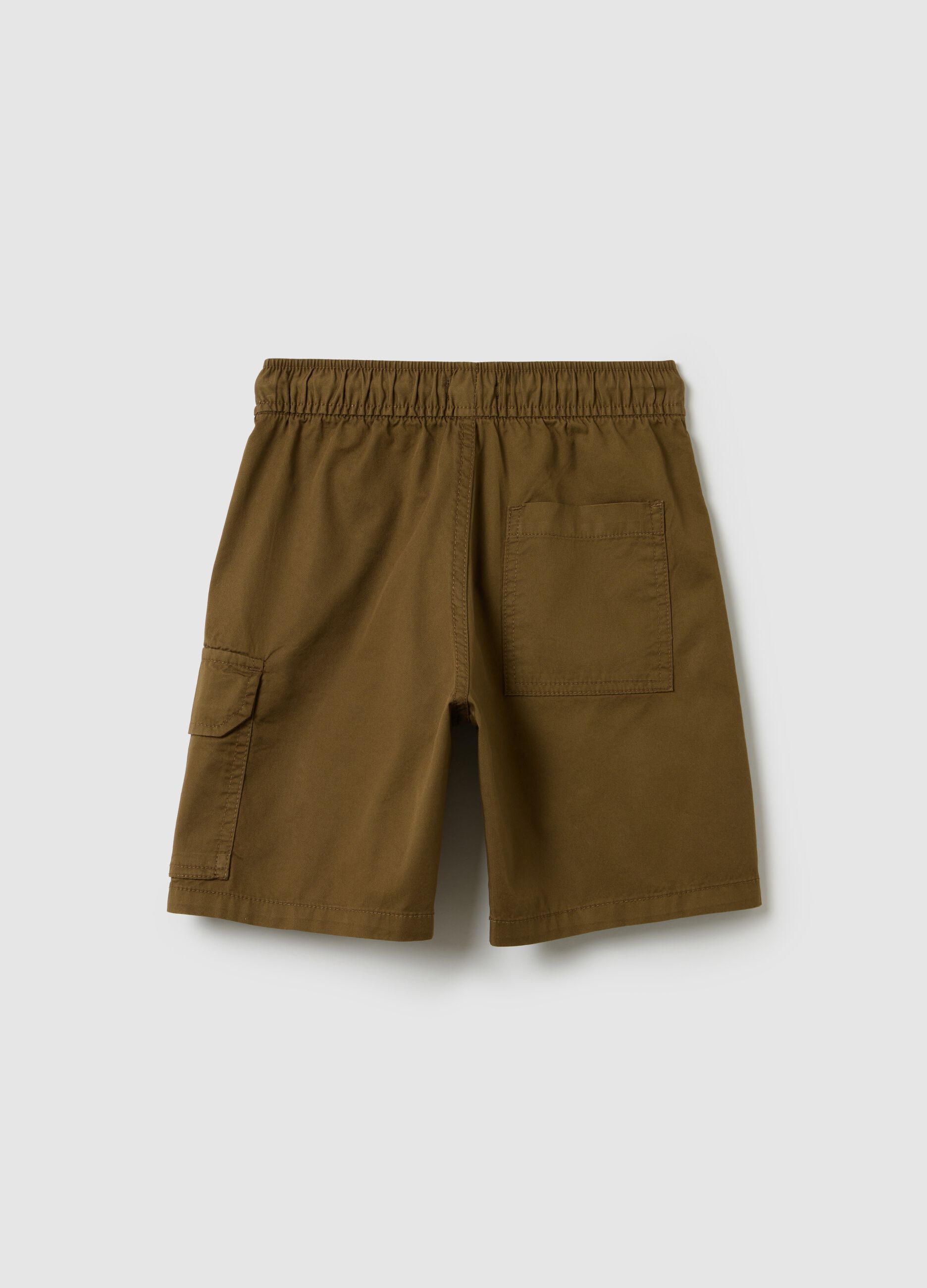 Boys’ shorts in 100% brown cotton with regular fit and cargo pockets