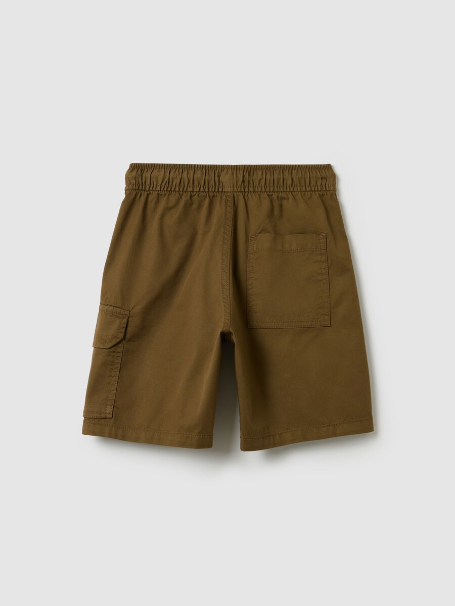 Boys’ shorts in 100% brown cotton with regular fit and cargo pockets_1