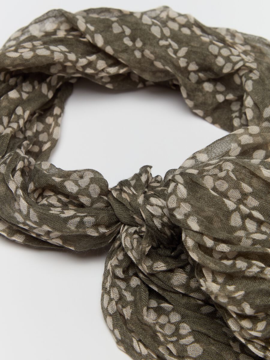 Crinkle-effect pashmina with all-over print_1