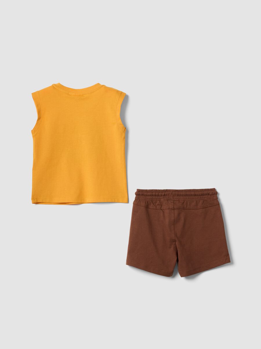 Completo giallo e marrone in puro cotone con top e shorts per bimbo regular fit_1