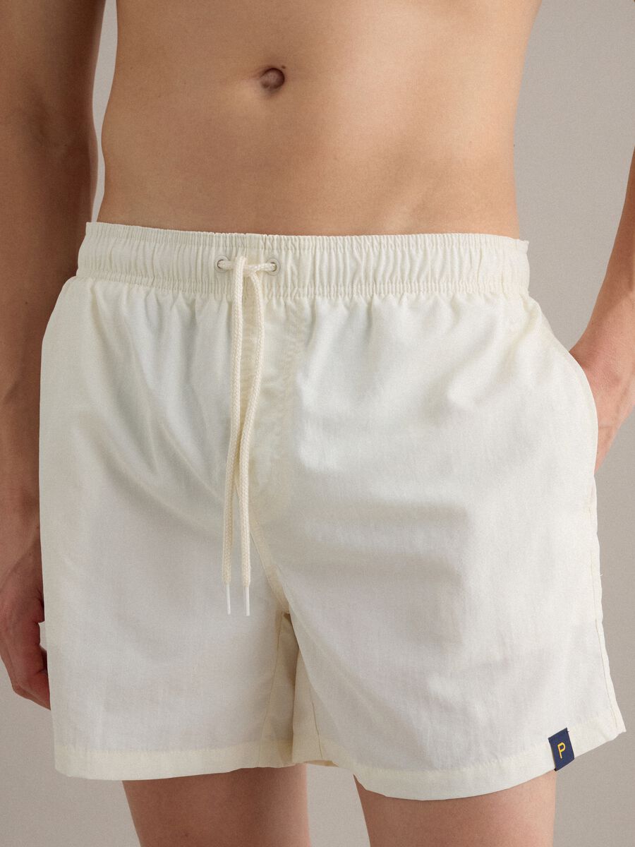 Boxer da mare bianco con vita elasticizzata e coulisse_4