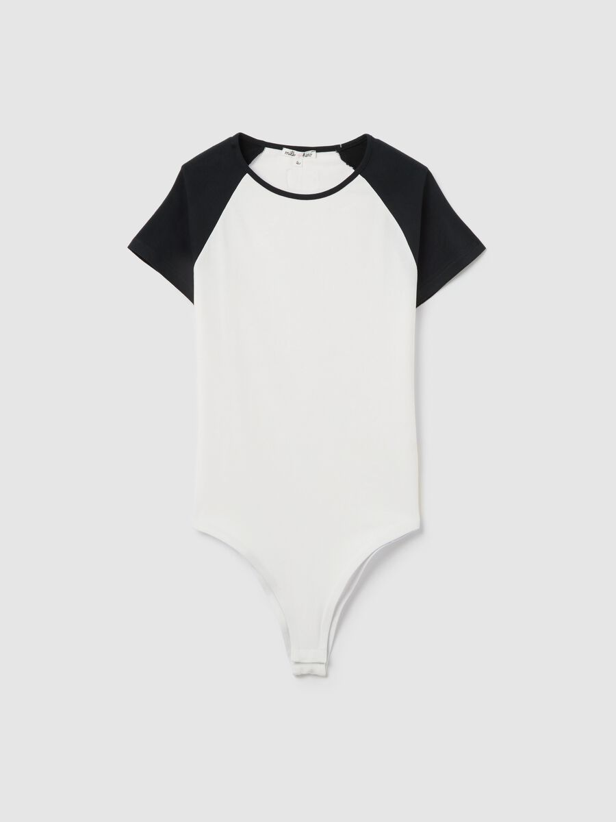 White bodysuit with short red sleeves_4