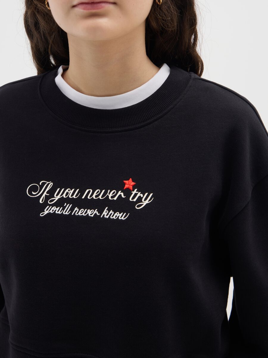 Felpa nera da ragazza in puro cotone regular fit con frase ricamata_2