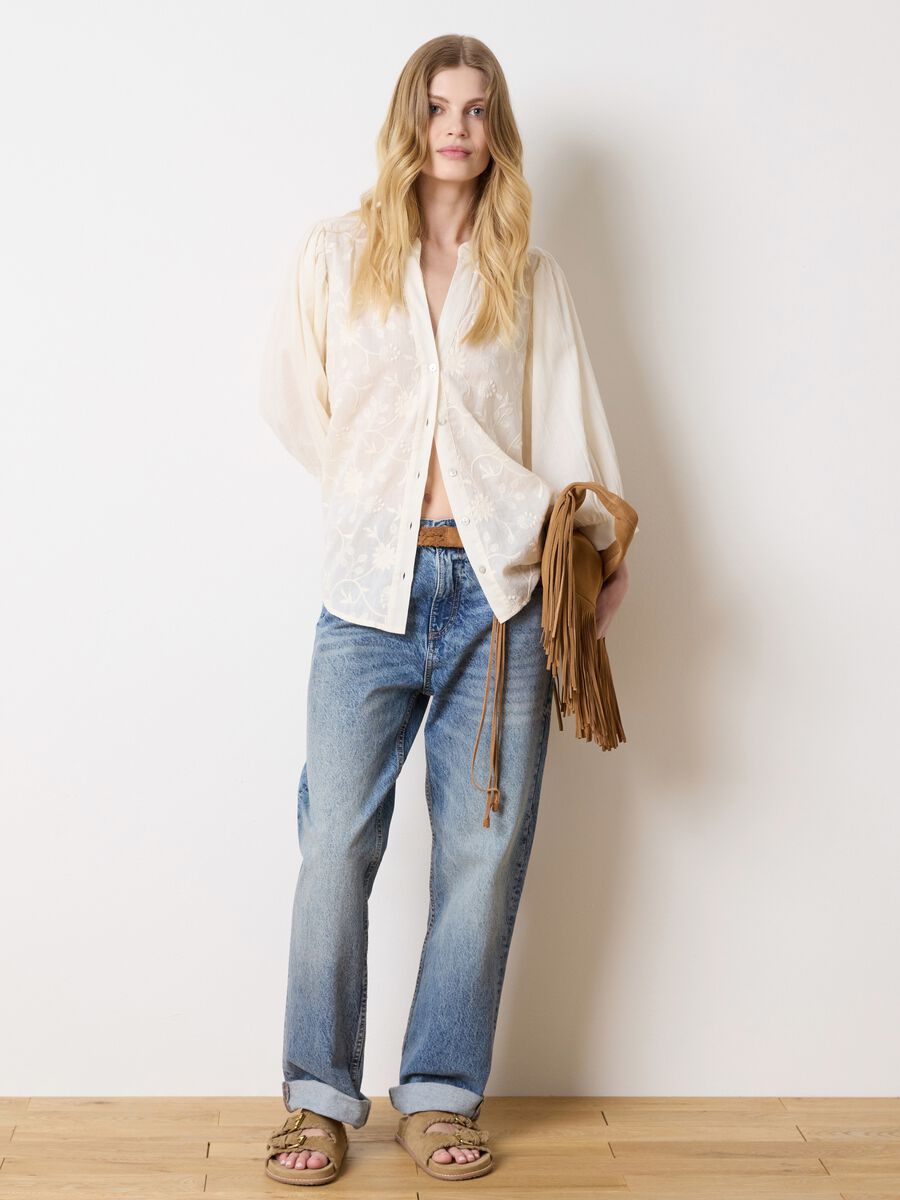 White cotton shirt with floral embroidery_2