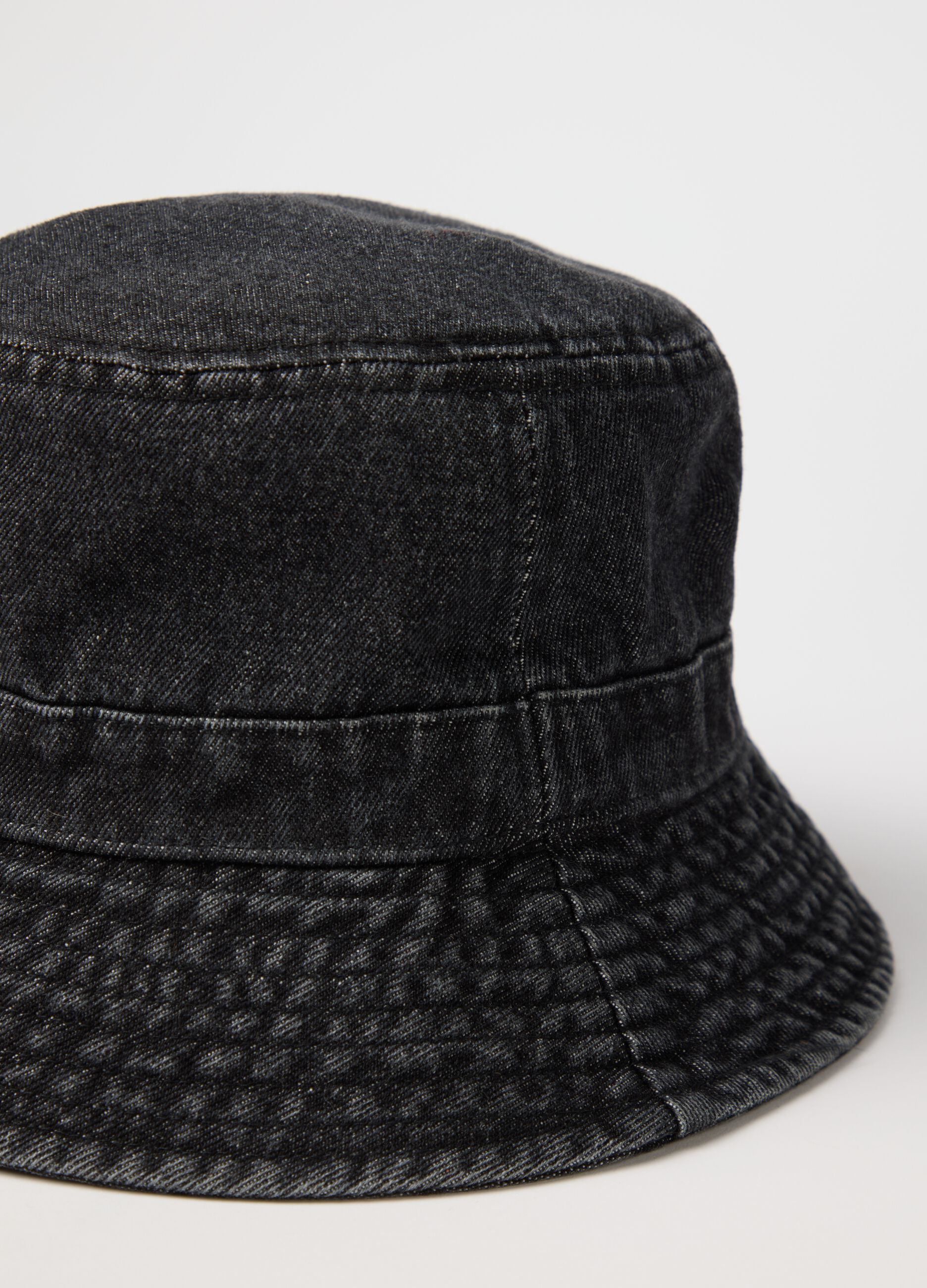 Cappello bucket nero in denim