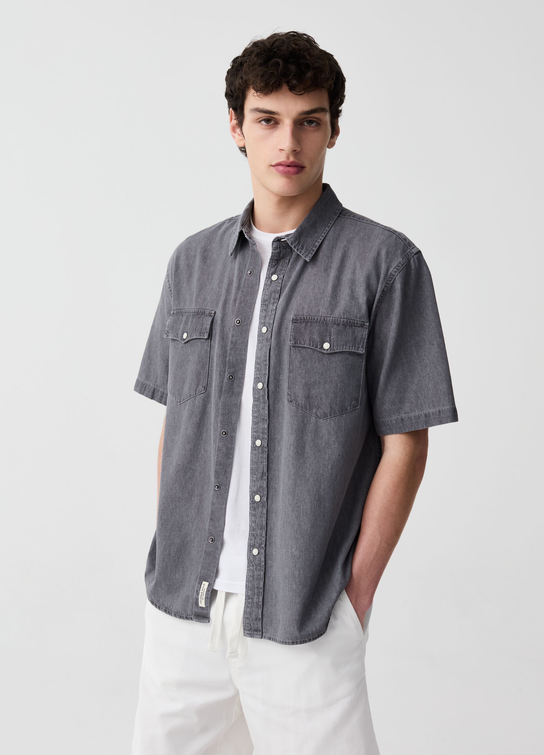 Short-sleeved shirt in denim with pockets