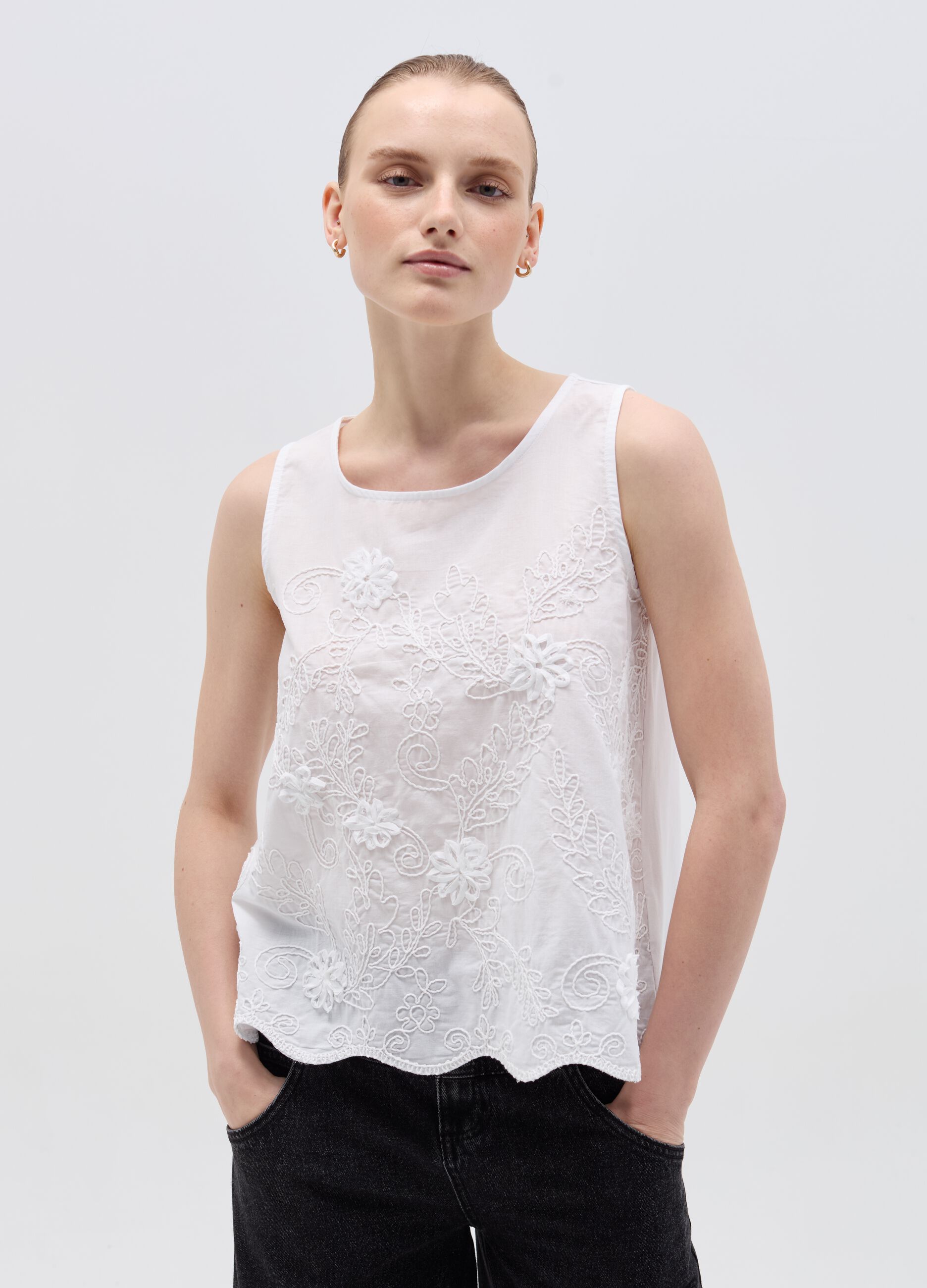 Tank top in cotone con ricamo floreale