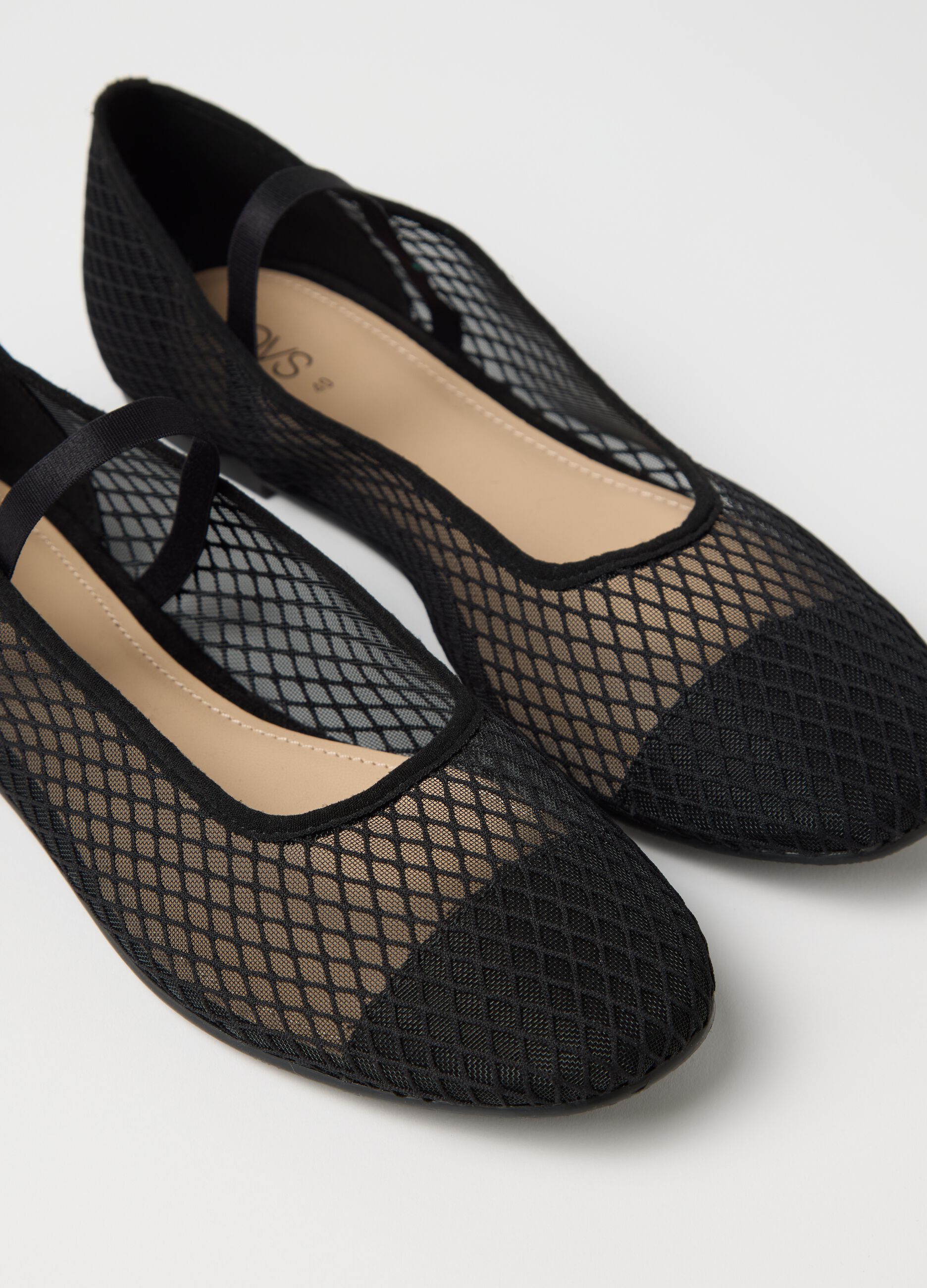 Black ballerina flats in mesh with strap