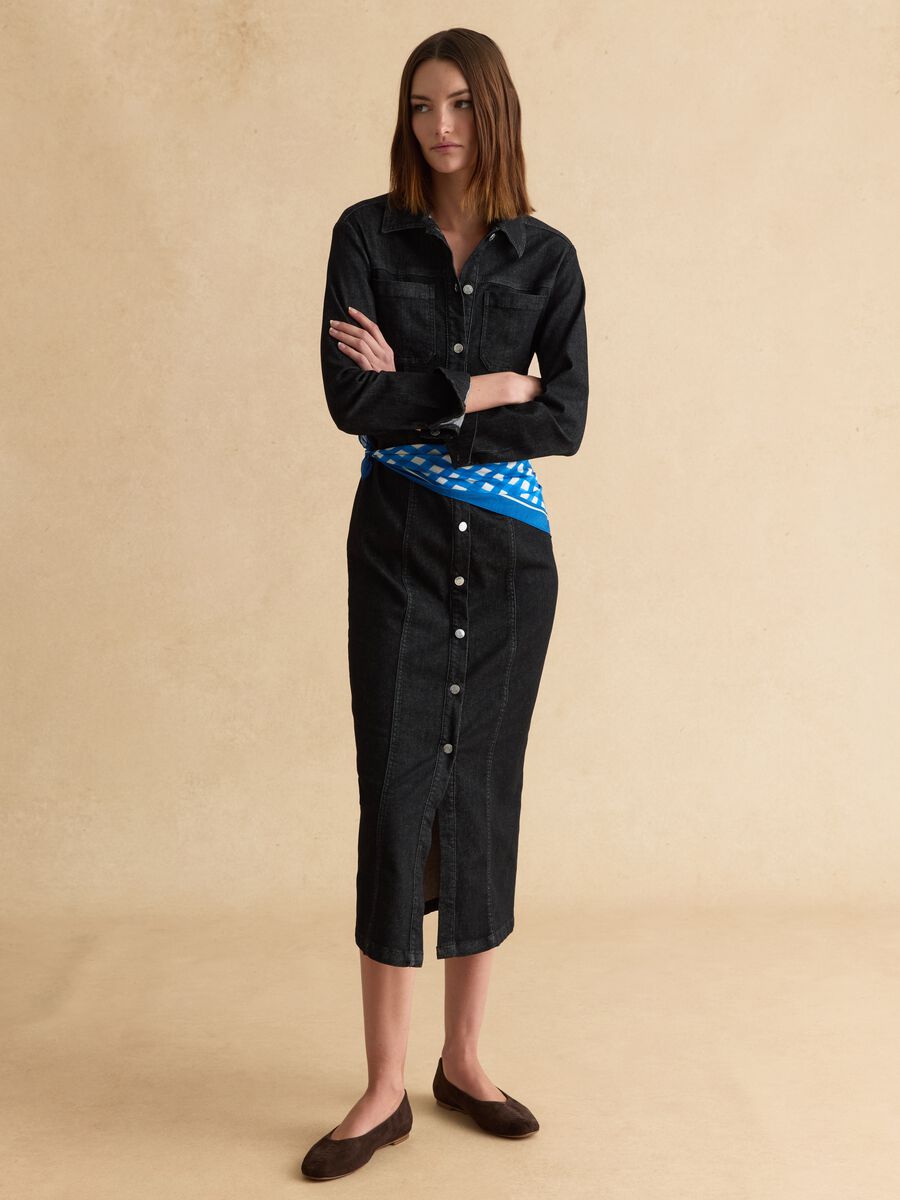 Abito lungo fitted in cotone elasticizzato nero con bottoni_0