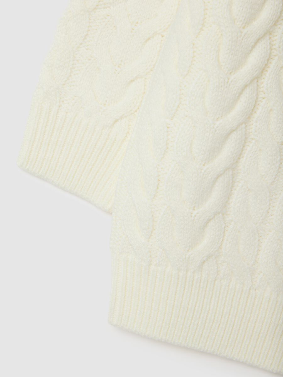 Maglione da bambina bianco a trecce vestibilità over_3