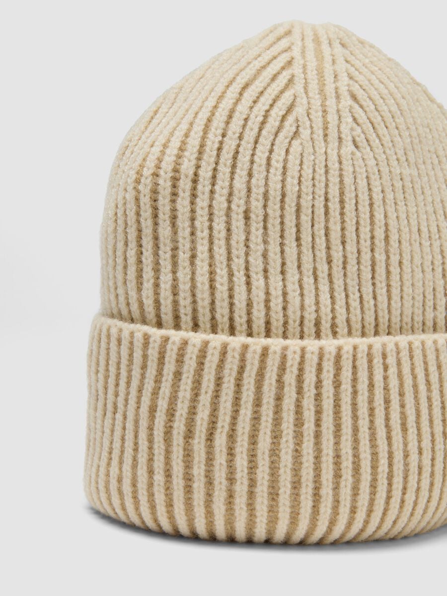 Cappello beige a coste in maglia con risvolto_2