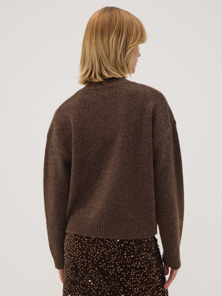 Maglia marrone in misto lana con collo rialzato over fit_3