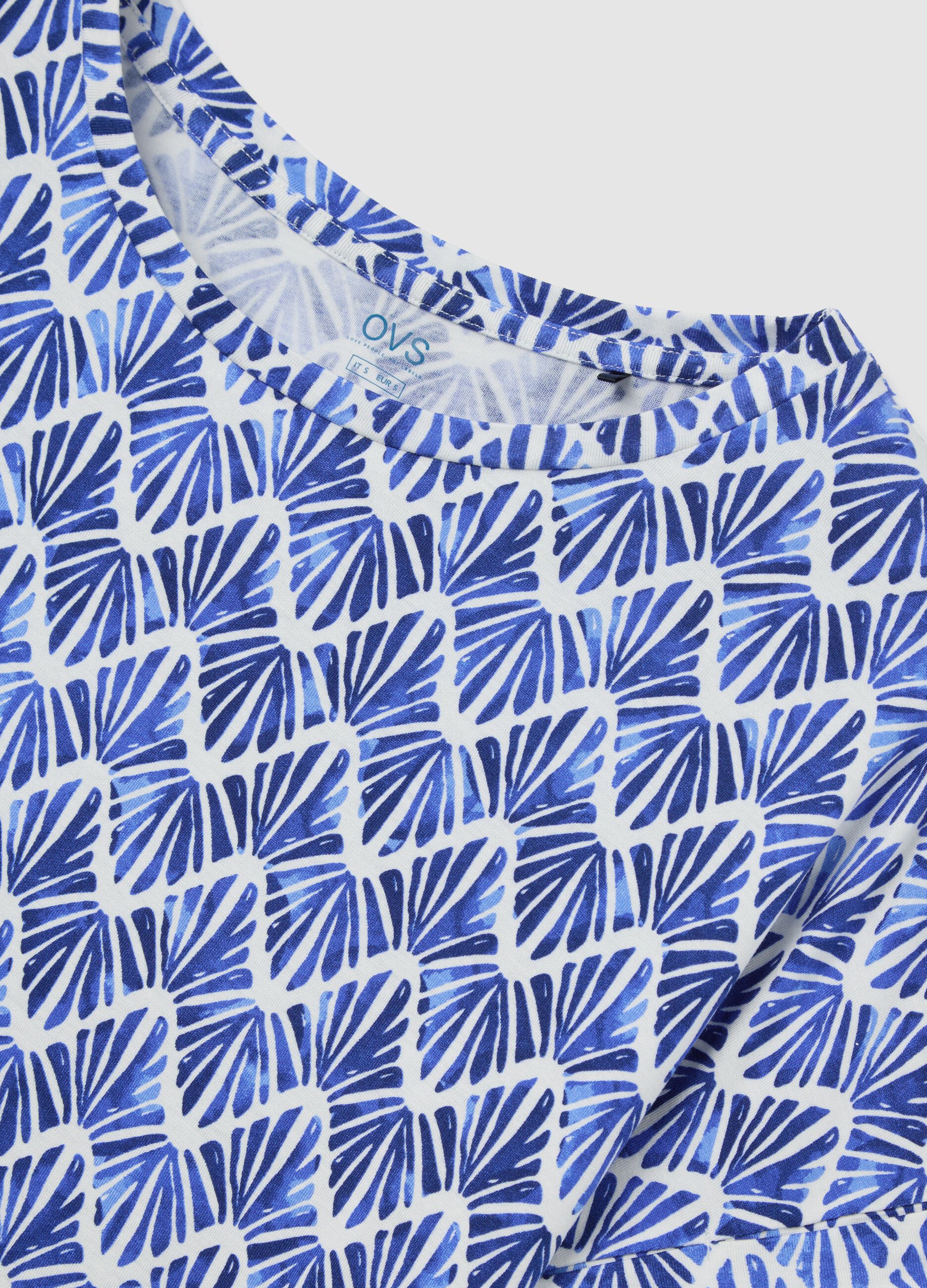 Short-sleeved stretch viscose t-shirt with geometric print
