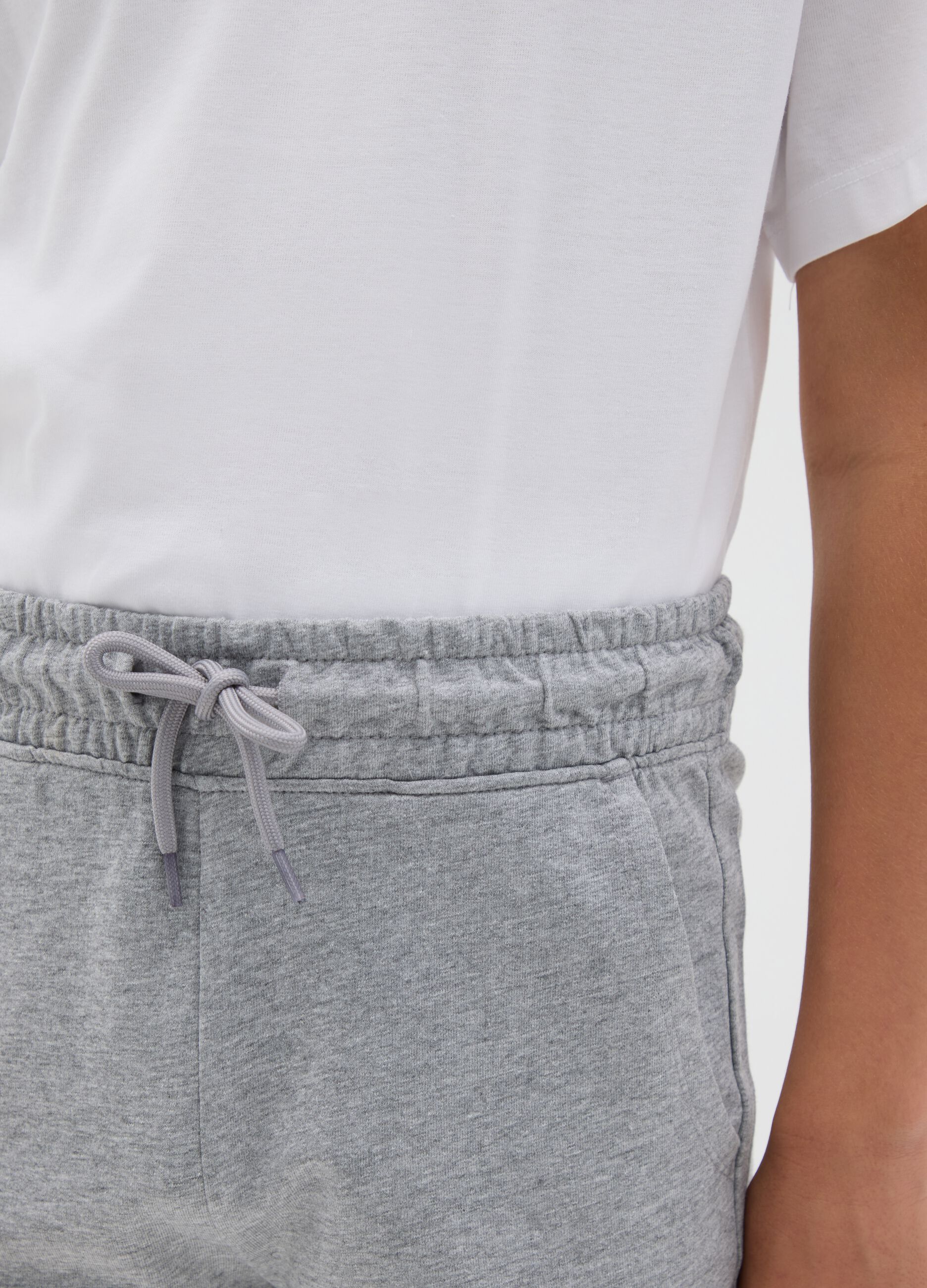Grey fleece Bermuda shorts with pockets and drawstring
