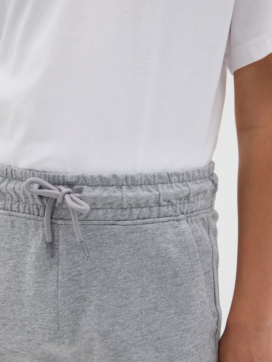 Grey fleece Bermuda shorts with pockets and drawstring_2