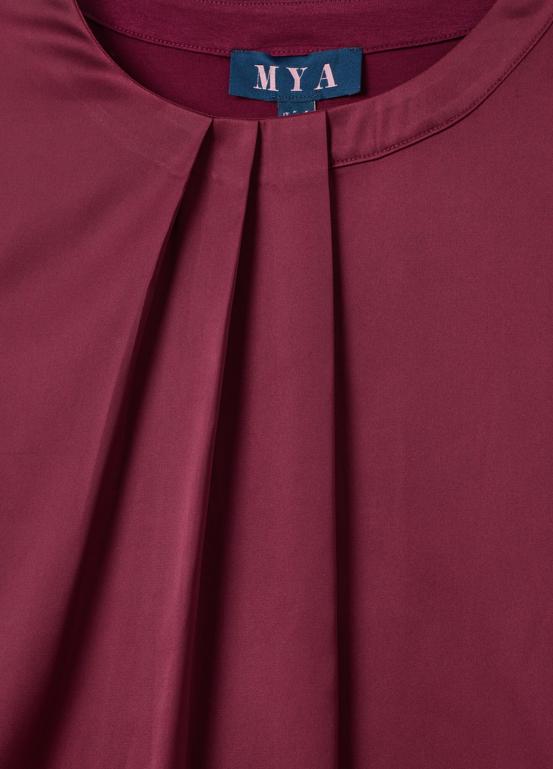 Maglia bordeaux a maniche corte con piega frontale