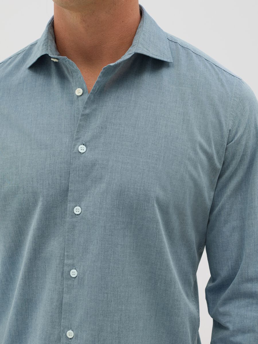 Camicia slim fit in blu chambray_3