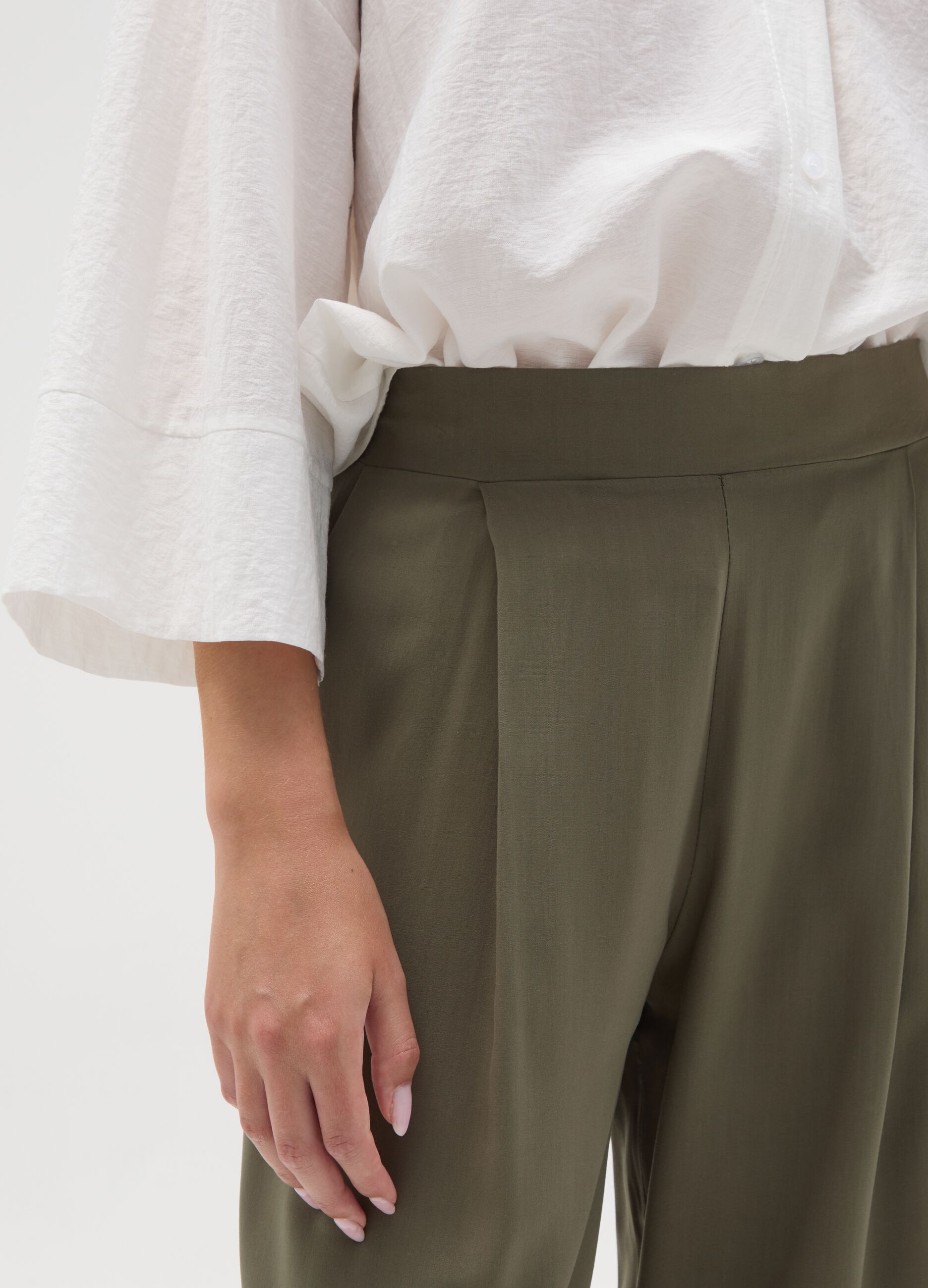 Women's regular fit green viscose trousers