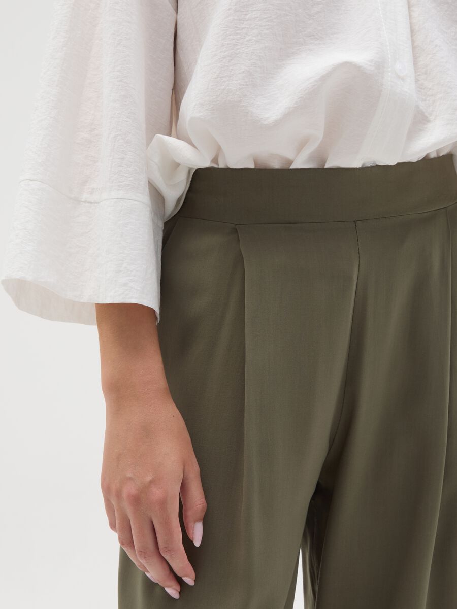Women's regular fit green viscose trousers_3
