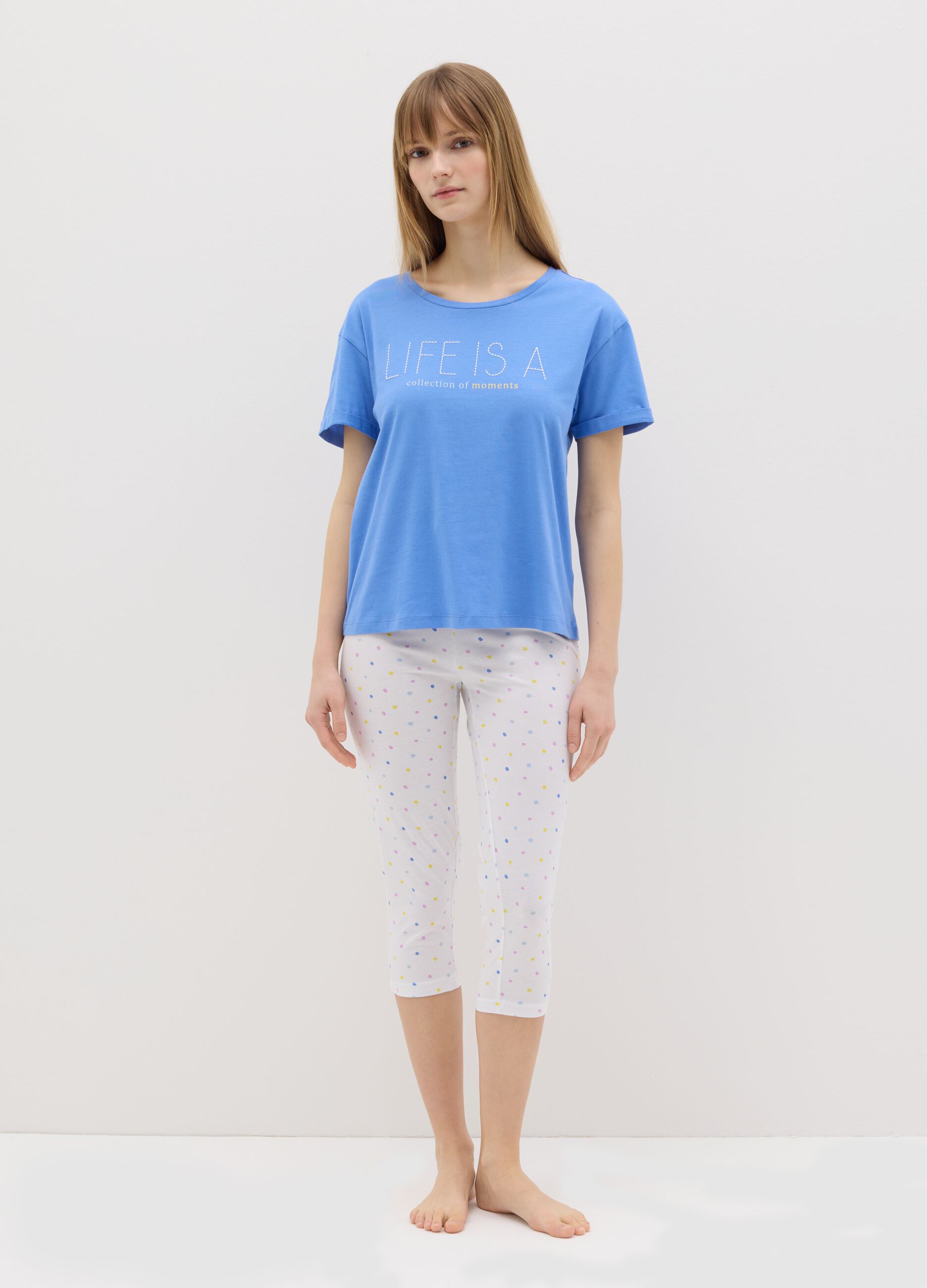 Pigiama in cotone bianco e azzurro con stampa