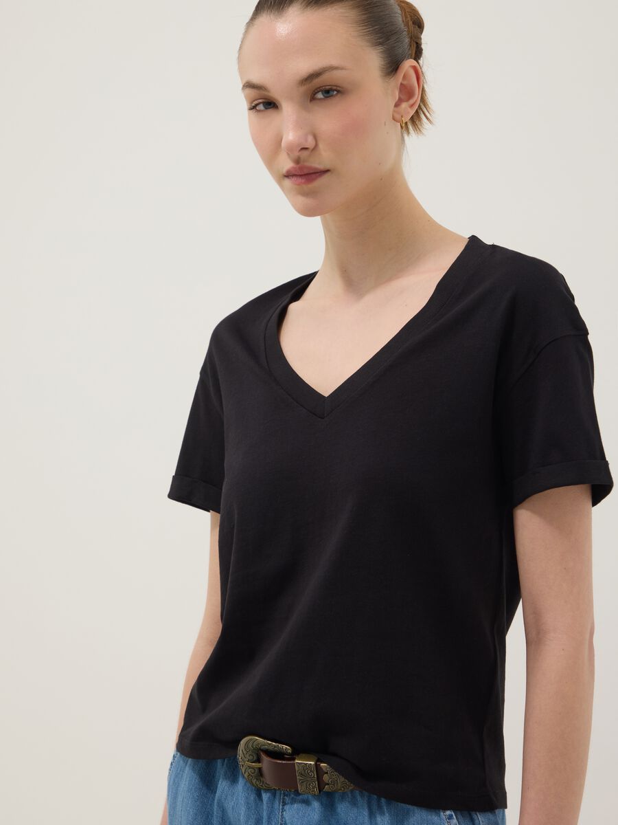T-shirt in puro cotone nera relaxed fit con collo a V_0