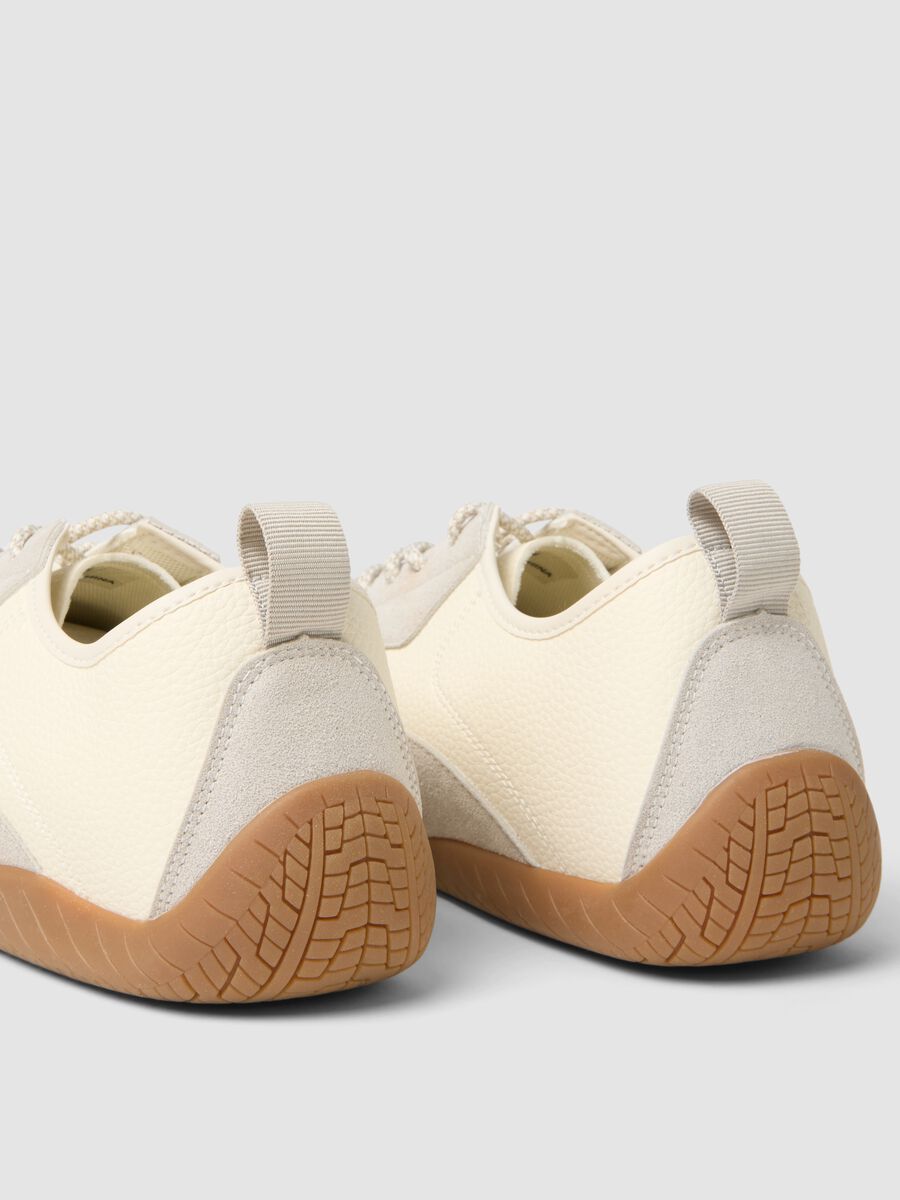 Sneakers bianche e beige regular fit con suola in gomma_2