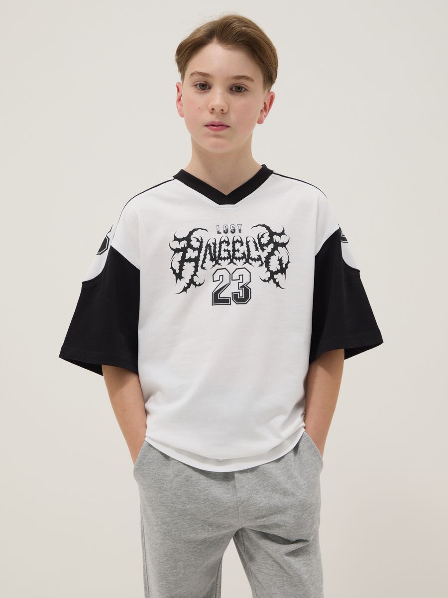 T-shirt in puro cotone multicolor da bambino oversize fit con stampe_0