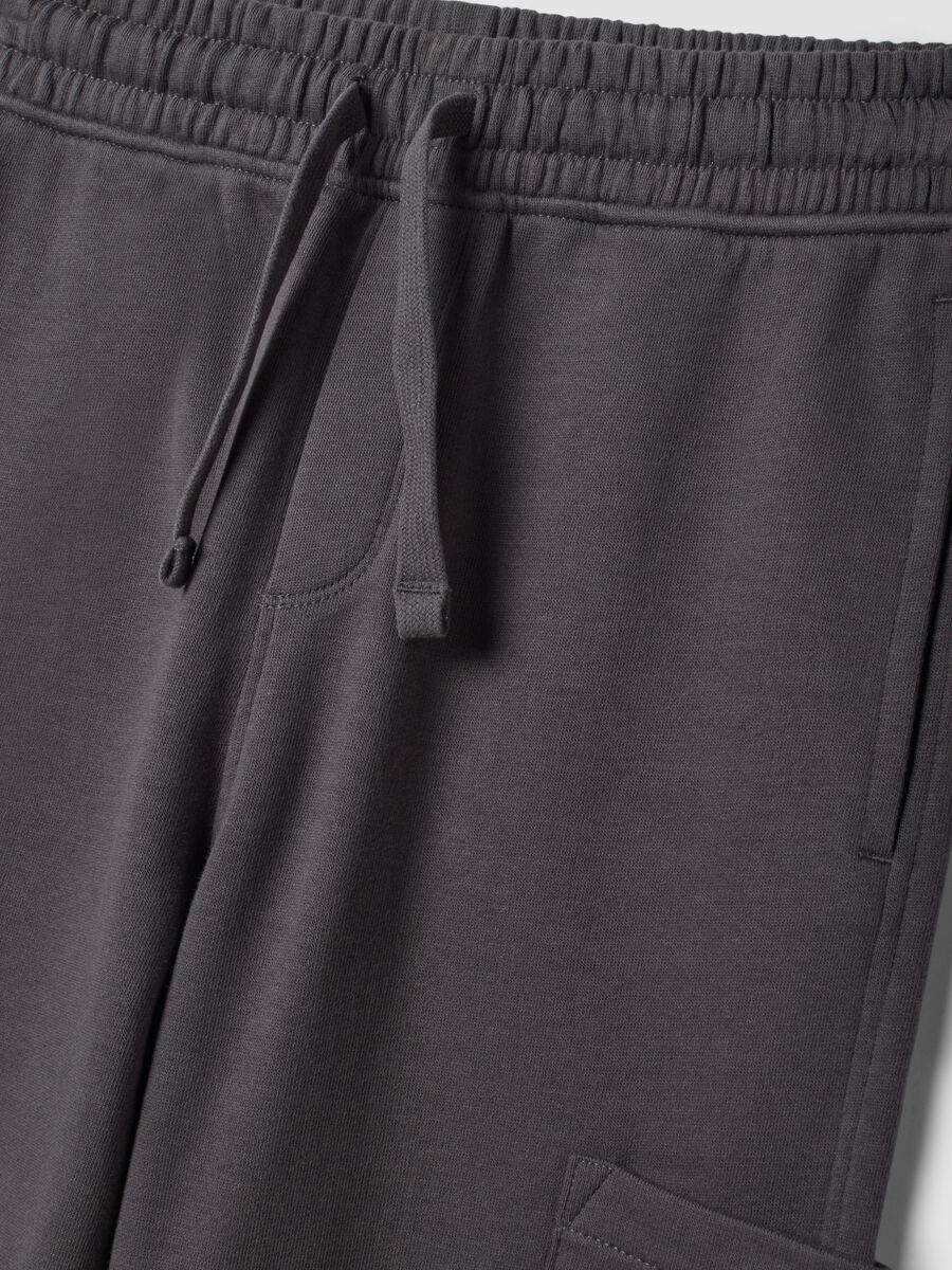 Pantaloni jogger grigi in puro cotone con tasche cargo relaxed fit_2