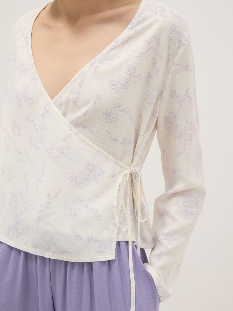 White V-neck pure viscose top regular fit_3