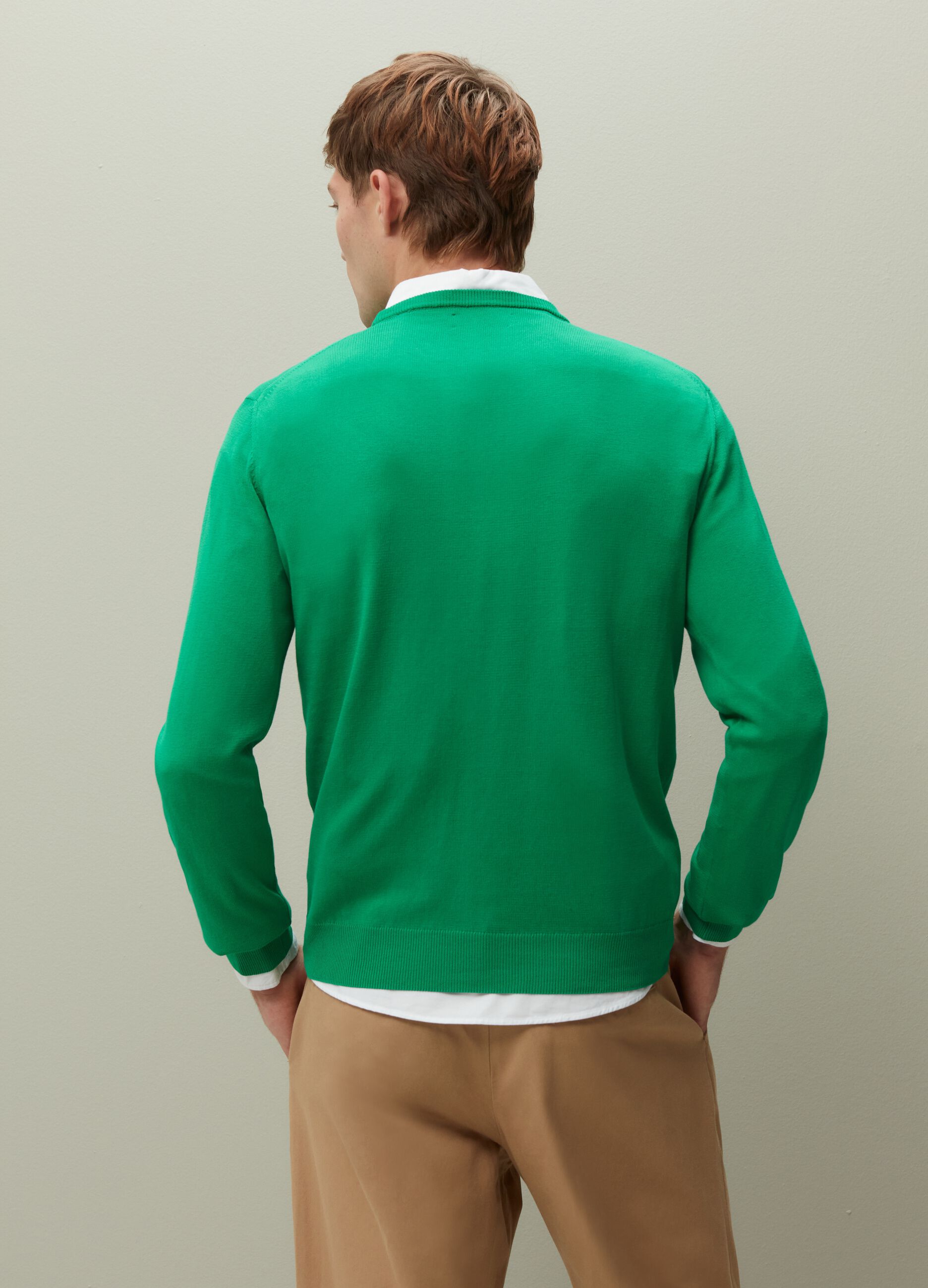 Solid colour pullover with round neck