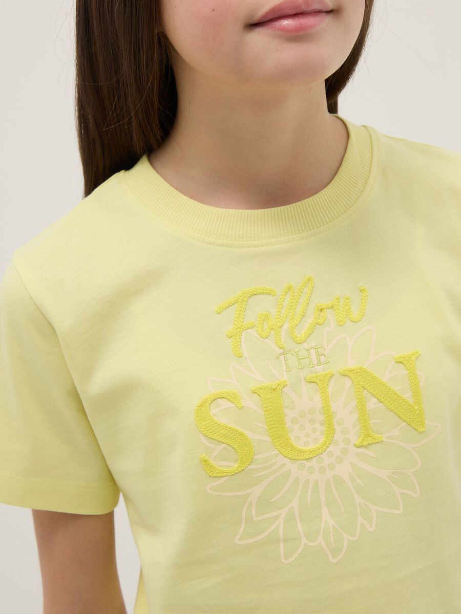 T-shirt in puro cotone gialla da ragazza regular fit con scritta_2