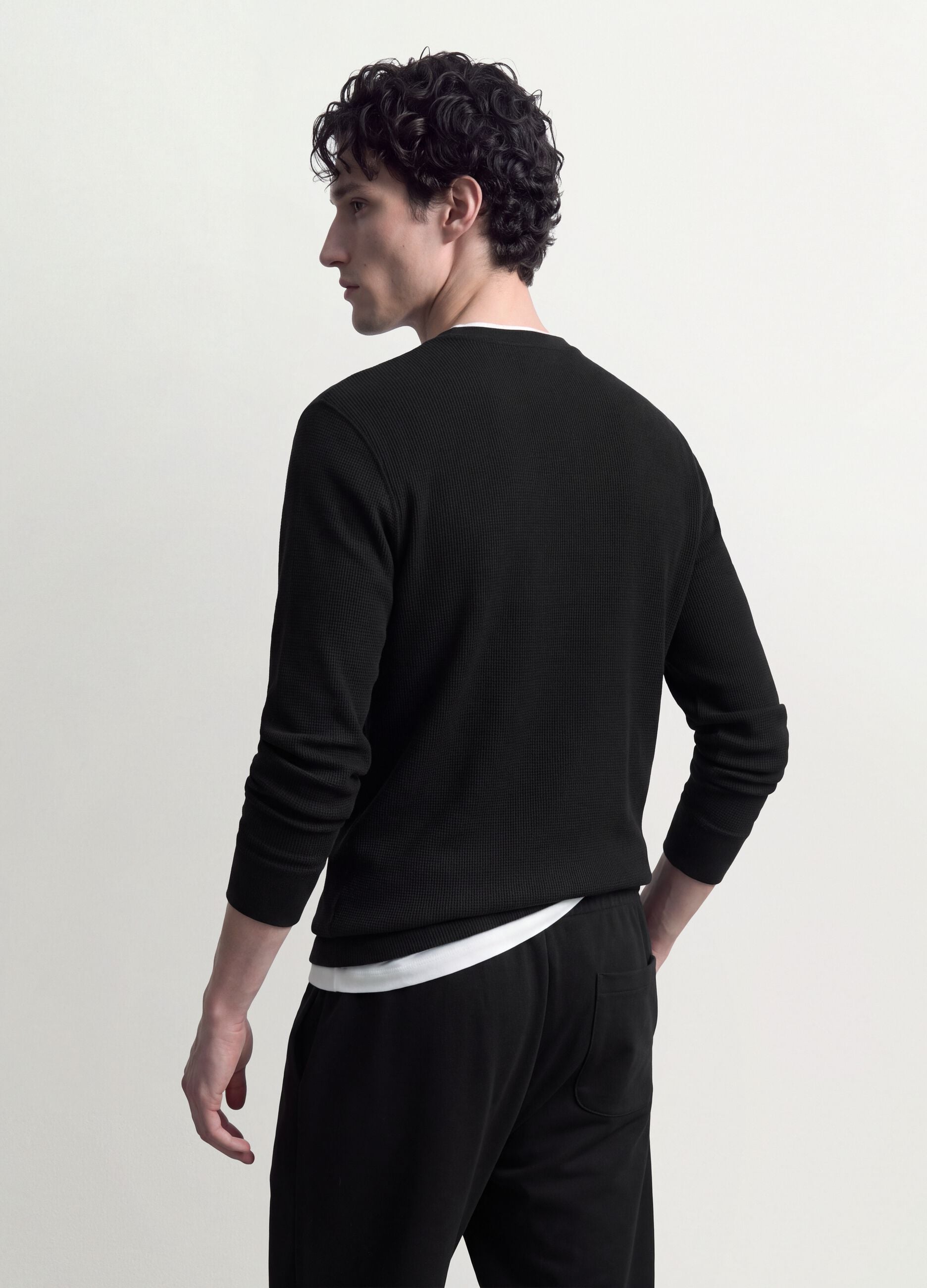 T-shirt nera in misto viscosa a nido d'ape regular fit