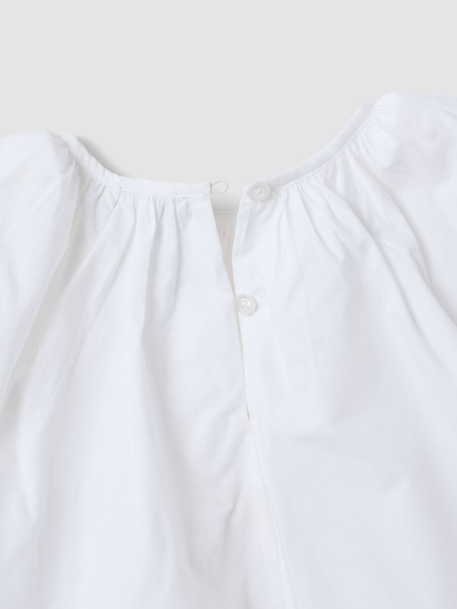 Blusa bianca in puro cotone con ricami e scollo arricciato per bambina_2