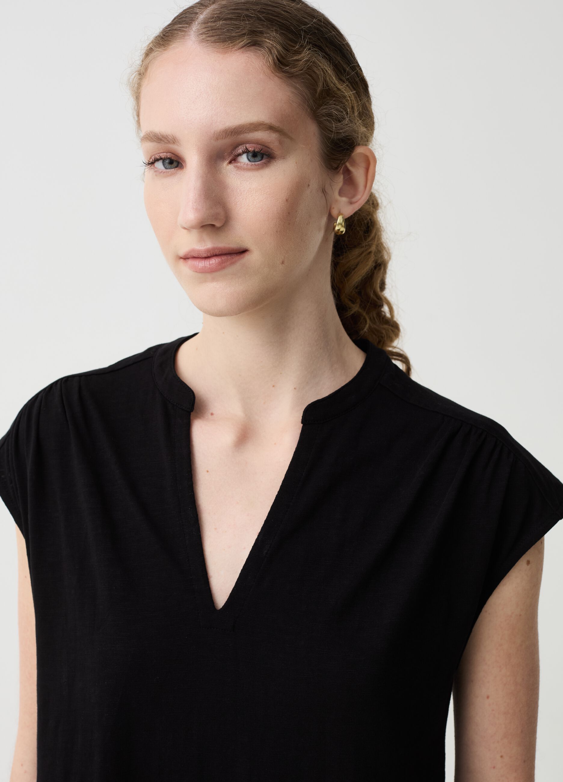 Vestito Essential lungo con apertura a V